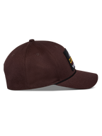 Cappello Alpinestars Matrix Snapback, marrone scuro, vista laterale con visiera curva, corona strutturata e toppa ricamata frontale con dettaglio in cordino, copricapo casual ispirato al motorsport