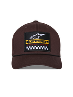 Cappello Matrix Snapback Alpinestars, marrone, vista frontale con corona strutturata e visiera curva, toppa ricamata multicolore con marchio Alpinestars e motivo racing a scacchi, dettaglio a cordino nero, copricapo casual ispirato al motorsport