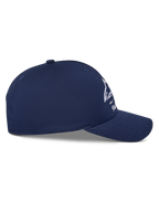 Cappello Alpinestars Trifecta Snapback, blu navy, vista di profilo con visiera curva e corona strutturata, logo Astars bianco con strisce tricolore, tessuto in twill, streetwear casual ispirato al motorsport