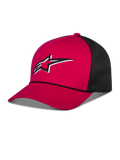 Alpinestars Ageless Shadow Trucker Hat, cappello trucker, rosso e nero, con corona strutturata rossa e visiera curva, pannelli posteriori in rete nera, logo Astars ricamato in bianco e nero sul davanti, copricapo casual ispirato al motorsport