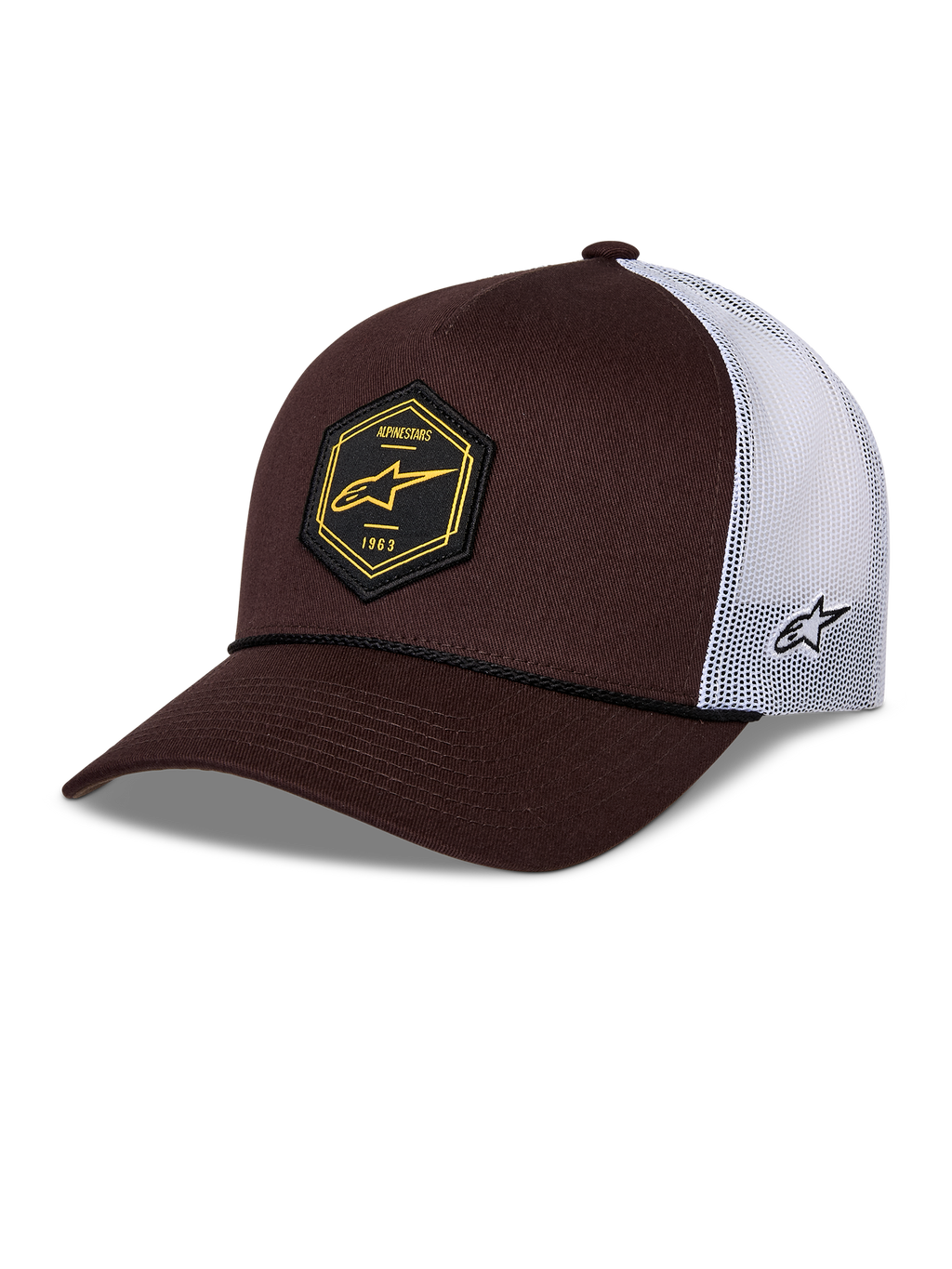 Cappellino Alpinestars Hexeon Trucker, marrone e bianco, visiera curva con parte anteriore strutturata marrone scuro e retro in rete bianca, toppa esagonale nera frontale con logo giallo, logo ricamato laterale, stile classico trucker