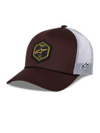 Cappellino Alpinestars Hexeon Trucker, marrone e bianco, visiera curva con parte anteriore strutturata marrone scuro e retro in rete bianca, toppa esagonale nera frontale con logo giallo, logo ricamato laterale, stile classico trucker