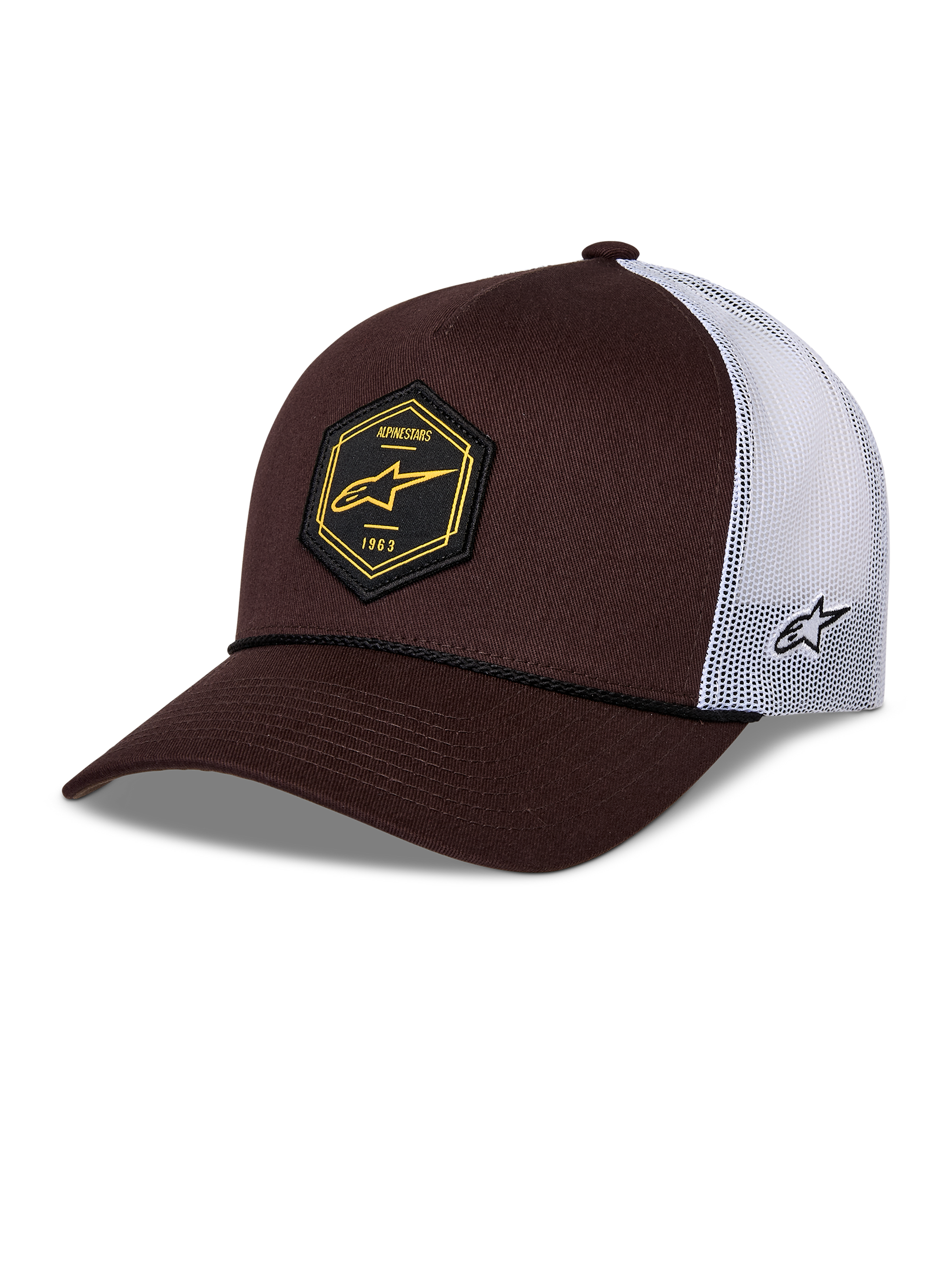 Cappellino Alpinestars Hexeon Trucker, marrone e bianco, visiera curva con parte anteriore strutturata marrone scuro e retro in rete bianca, toppa esagonale nera frontale con logo giallo, logo ricamato laterale, stile classico trucker