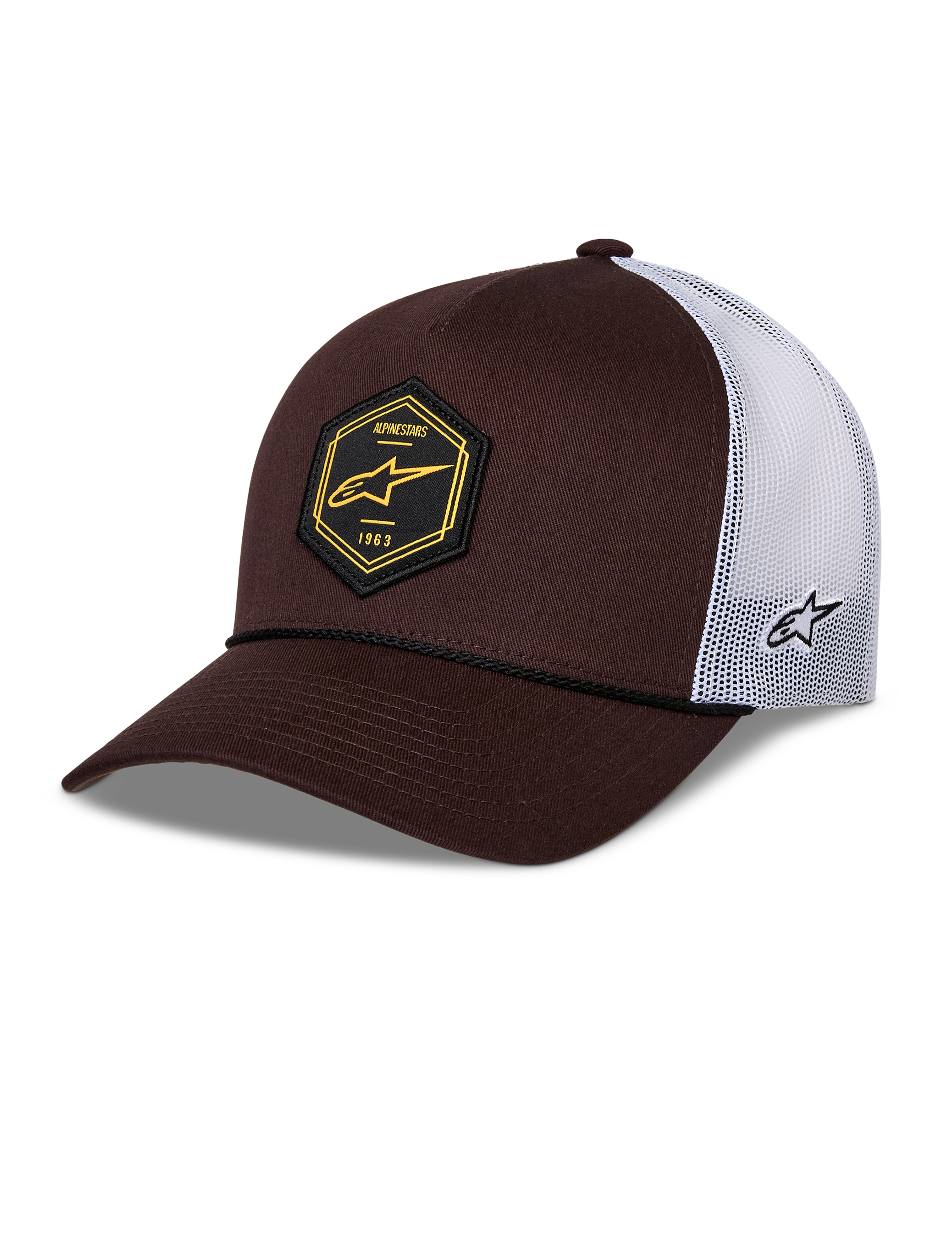 Cappellino Alpinestars Hexeon Trucker, marrone e bianco, visiera curva con parte anteriore strutturata marrone scuro e retro in rete bianca, toppa esagonale nera frontale con logo giallo, logo ricamato laterale, stile classico trucker