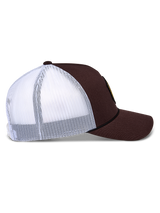 Alpinestars Hexeon Trucker Hat, marrone e bianco, vista laterale, parte anteriore in twill marrone scuro con visiera curva, pannelli posteriori in rete bianca, corona strutturata, copricapo casual ispirato al motorsport