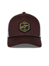 Cappellino Trucker Alpinestars Hexeon, marrone e bianco, vista frontale, con toppa esagonale tessuta, logo Astars giallo e 1963, visiera curva, retro in rete bianca, sportswear casual