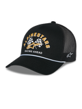 Cappellino Alpinestars Finisher Trucker, cappello trucker nero con retro in rete traspirante, visiera curva con dettaglio cordino bianco, grafica frontale con scritta Alpinestars gialla e bandiere a scacchi, logo a stella ricamato lateralmente, copricapo casual ispirato al motorsport