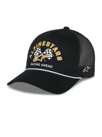 Cappellino Alpinestars Finisher Trucker, cappello trucker nero con retro in rete traspirante, visiera curva con dettaglio cordino bianco, grafica frontale con scritta Alpinestars gialla e bandiere a scacchi, logo a stella ricamato lateralmente, copricapo casual ispirato al motorsport