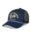 Cappellino Alpinestars Finisher Trucker, blu navy e nero, visiera curva con dettaglio cordoncino bianco, grafica frontale con bandiere a scacchi Alpinestars, logo dorato e testo "Racing Ahead", ricamo laterale del logo Astars, copricapo casual per il motorsport.