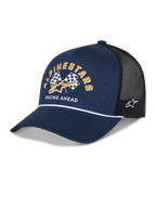 Cappellino Alpinestars Finisher Trucker, blu navy e nero, visiera curva con dettaglio cordoncino bianco, grafica frontale con bandiere a scacchi Alpinestars, logo dorato e testo "Racing Ahead", ricamo laterale del logo Astars, copricapo casual per il motorsport.