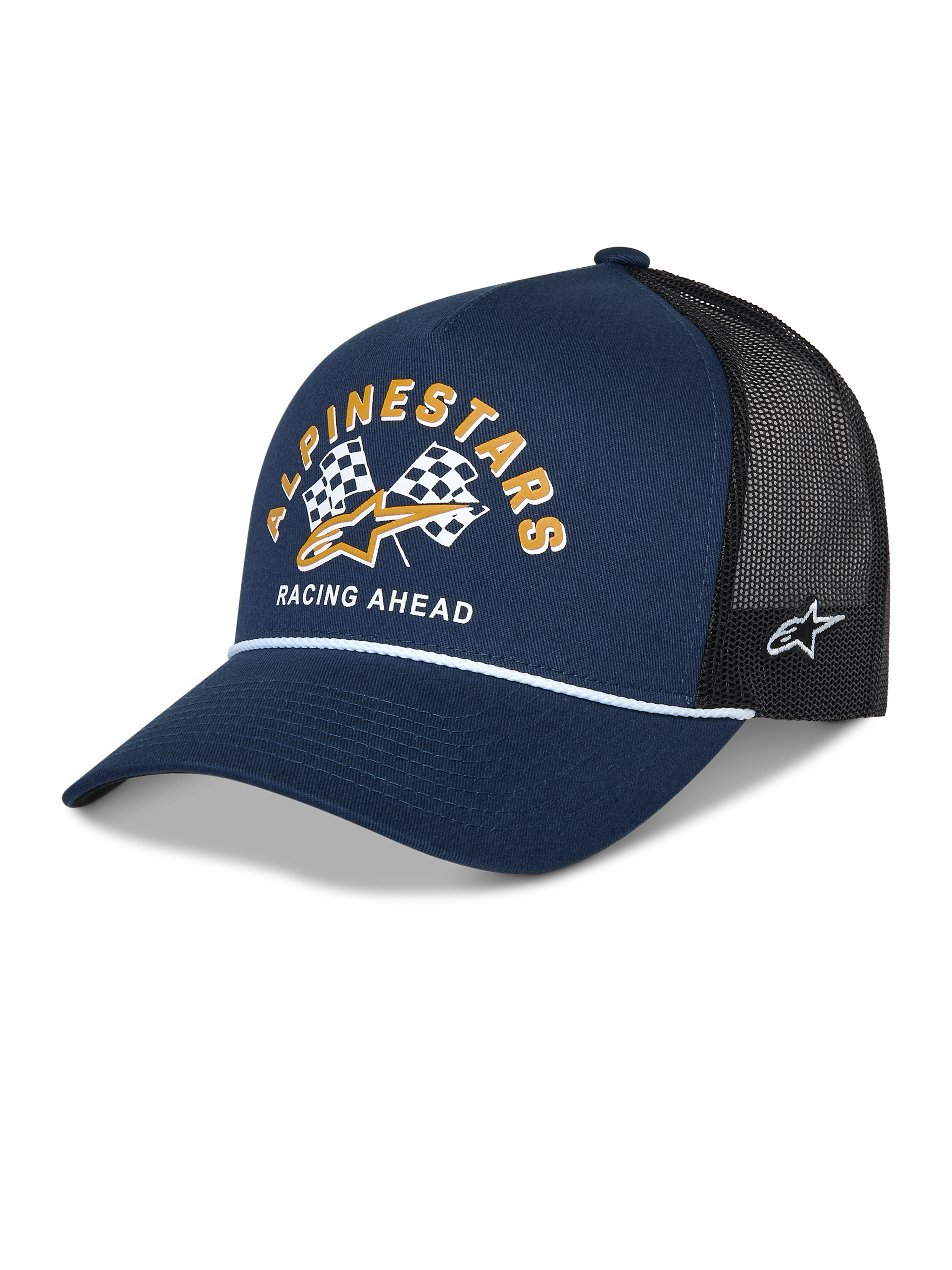 Cappellino Alpinestars Finisher Trucker, blu navy e nero, visiera curva con dettaglio cordoncino bianco, grafica frontale con bandiere a scacchi Alpinestars, logo dorato e testo "Racing Ahead", ricamo laterale del logo Astars, copricapo casual per il motorsport.