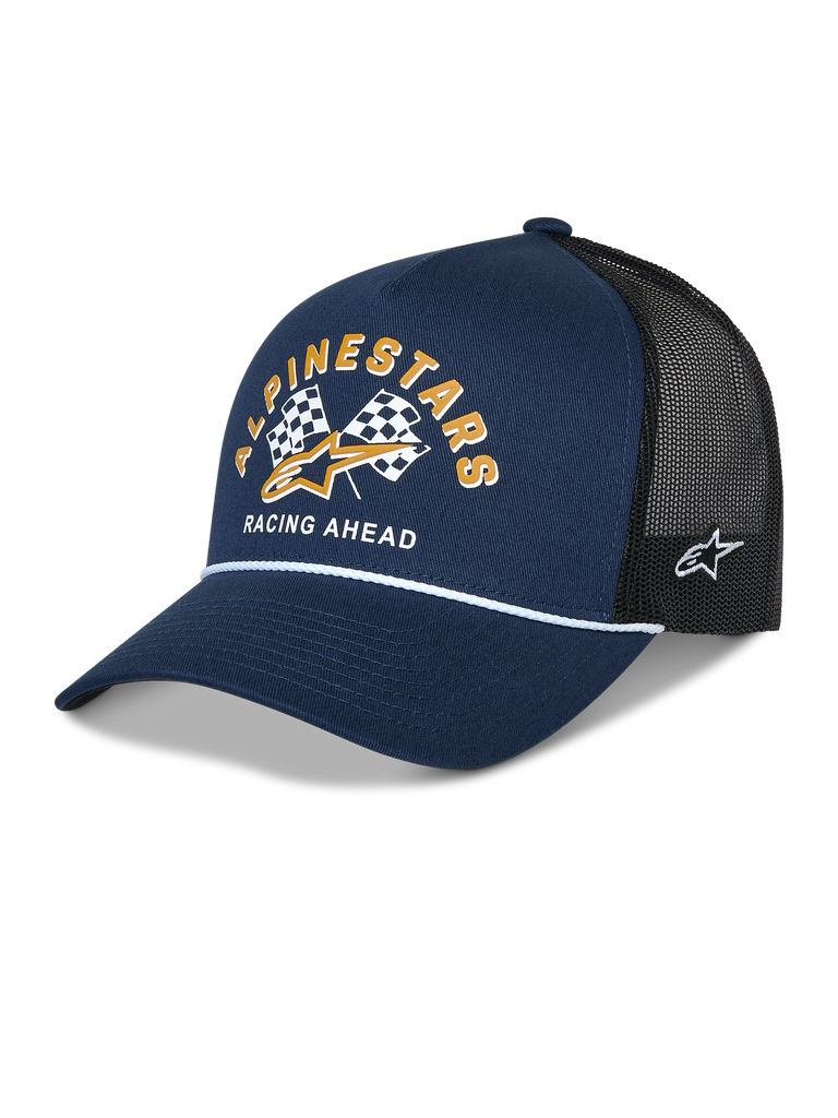 Cappellino Alpinestars Finisher Trucker, blu navy e nero, visiera curva con dettaglio cordoncino bianco, grafica frontale con bandiere a scacchi Alpinestars, logo dorato e testo "Racing Ahead", ricamo laterale del logo Astars, copricapo casual per il motorsport.