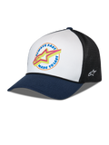Cappellino Alpinestars Aorbit Trucker, bianco, blu navy e nero, visiera curva blu navy con pannello frontale bianco e retro in rete nera, grafica frontale con testo Always Fast Made to Last e logo Astars giallo, logo ricamato lateralmente, copricapo casual ispirato al motorsport