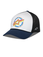 Cappellino Alpinestars Aorbit Trucker, bianco, blu navy e nero, visiera curva blu navy con pannello frontale bianco e retro in rete nera, grafica frontale con testo Always Fast Made to Last e logo Astars giallo, logo ricamato lateralmente, copricapo casual ispirato al motorsport