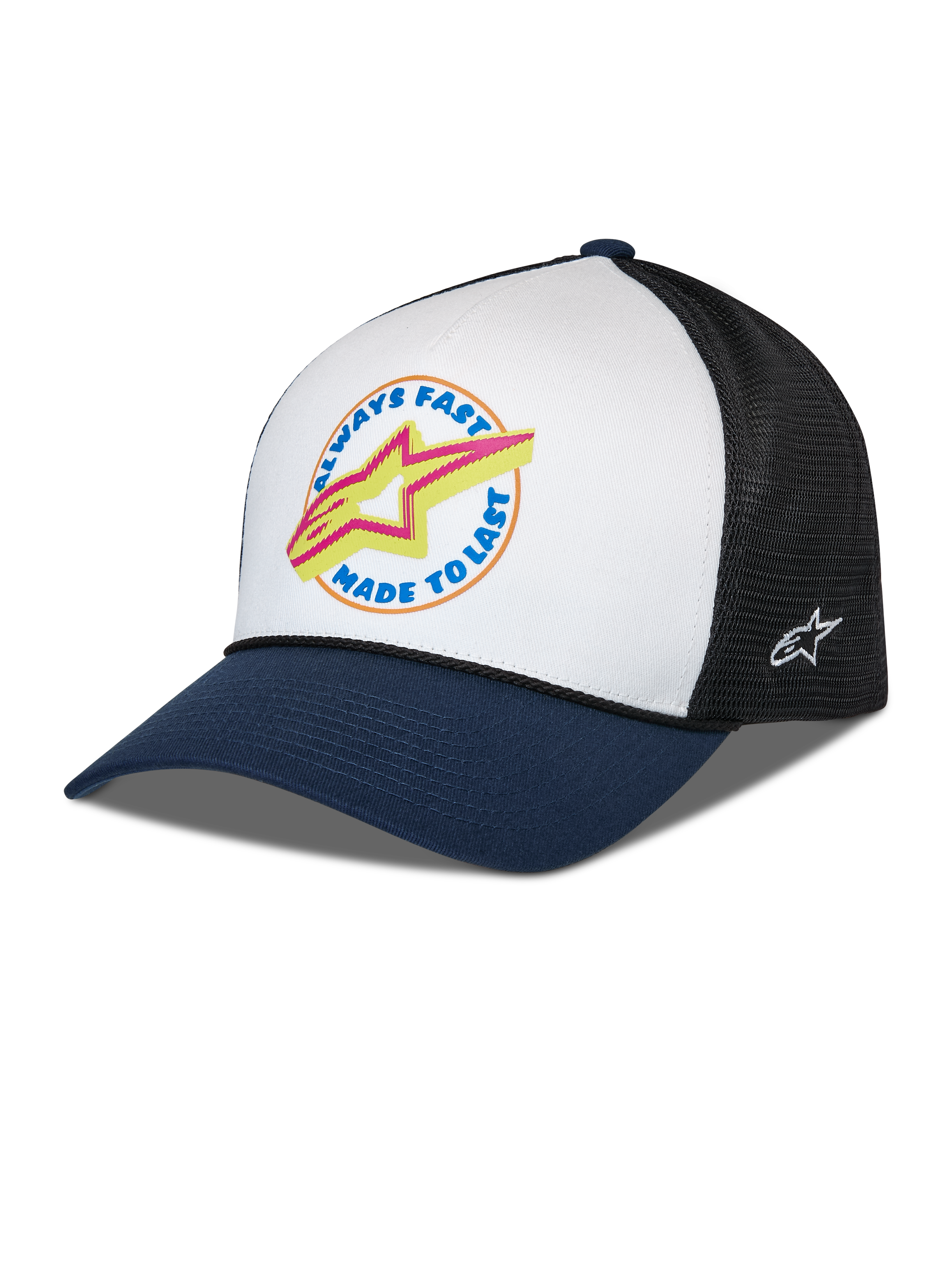Cappellino Alpinestars Aorbit Trucker, bianco, blu navy e nero, visiera curva blu navy con pannello frontale bianco e retro in rete nera, grafica frontale con testo Always Fast Made to Last e logo Astars giallo, logo ricamato lateralmente, copricapo casual ispirato al motorsport