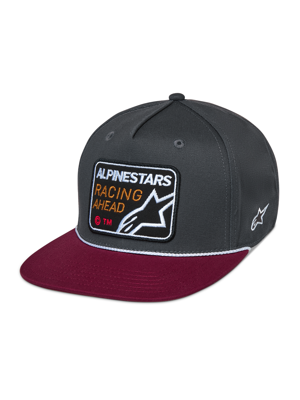 Alpinestars Cappello Intuitive Snapback, copricapo casual da motorsport, corona strutturata grigio scuro con visiera piatta rossa, dettaglio a cordoncino bianco, patch ricamata frontale con la scritta 'ALPINESTARS RACING AHEAD' e logo a stella, ricamo a stella bianco laterale
