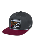 Alpinestars Cappello Intuitive Snapback, copricapo casual da motorsport, corona strutturata grigio scuro con visiera piatta rossa, dettaglio a cordoncino bianco, patch ricamata frontale con la scritta 'ALPINESTARS RACING AHEAD' e logo a stella, ricamo a stella bianco laterale