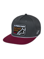 Alpinestars Cappello Intuitive Snapback, copricapo casual da motorsport, corona strutturata grigio scuro con visiera piatta rossa, dettaglio a cordoncino bianco, patch ricamata frontale con la scritta 'ALPINESTARS RACING AHEAD' e logo a stella, ricamo a stella bianco laterale