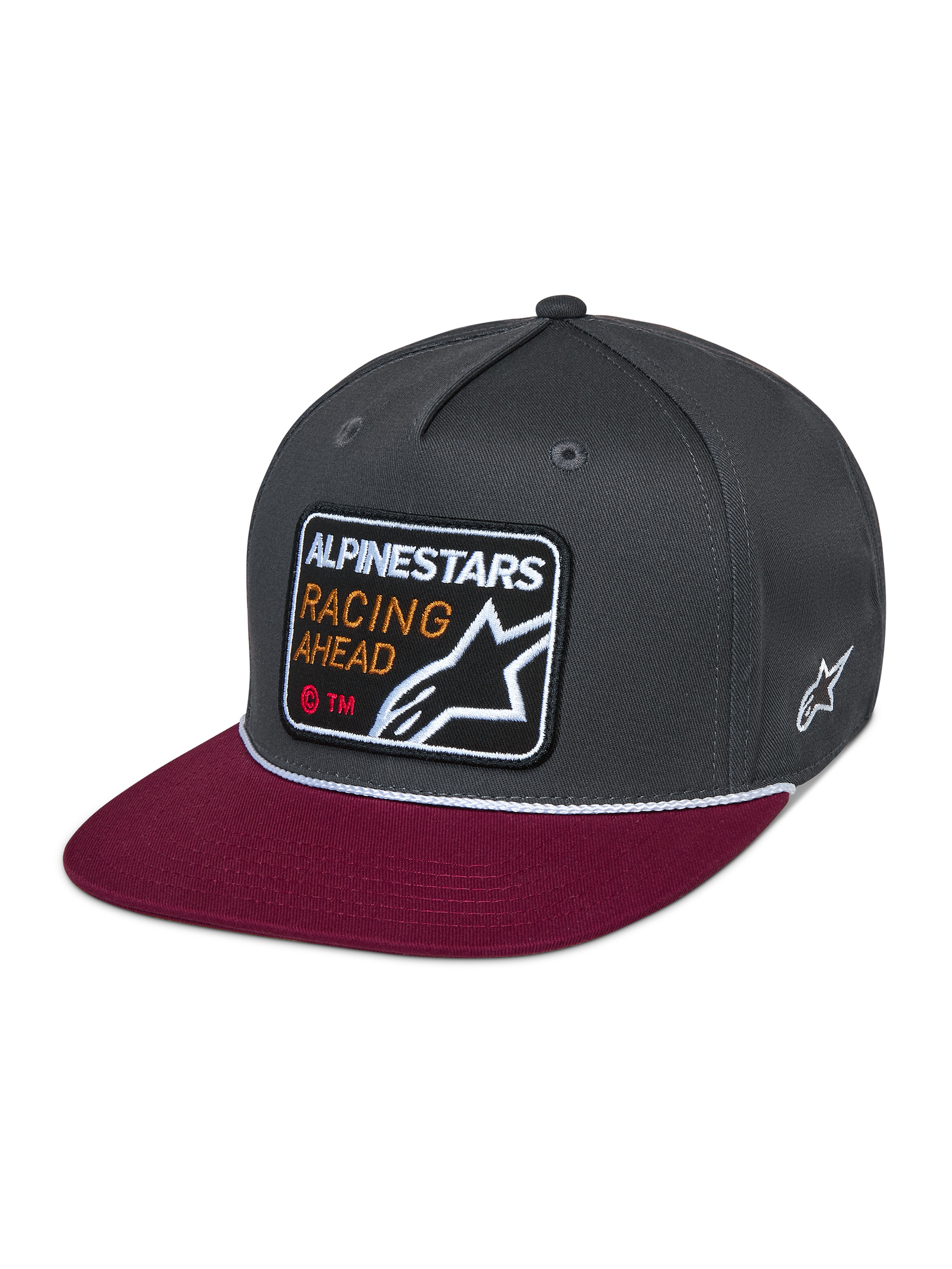 Alpinestars Cappello Intuitive Snapback, copricapo casual da motorsport, corona strutturata grigio scuro con visiera piatta rossa, dettaglio a cordoncino bianco, patch ricamata frontale con la scritta 'ALPINESTARS RACING AHEAD' e logo a stella, ricamo a stella bianco laterale