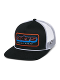 Cappello Alpinestars Phosphor Trucker, nero e bianco, visiera piatta con corona strutturata e dettaglio a cordoncino bianco, patch frontale Astars multicolore con bordo arancione e scritta "RACING AHEAD", retro in rete bianca traspirante con ricamo logo laterale