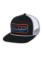 Cappello Alpinestars Phosphor Trucker, nero e bianco, visiera piatta con corona strutturata e dettaglio a cordoncino bianco, patch frontale Astars multicolore con bordo arancione e scritta "RACING AHEAD", retro in rete bianca traspirante con ricamo logo laterale
