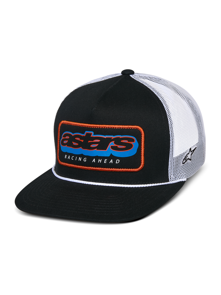 Cappello Alpinestars Phosphor Trucker, nero e bianco, visiera piatta con corona strutturata e dettaglio a cordoncino bianco, patch frontale Astars multicolore con bordo arancione e scritta "RACING AHEAD", retro in rete bianca traspirante con ricamo logo laterale