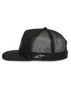Cappellino Alpinestars Contender Trucker, profilo laterale, nero, visiera piatta con corona strutturata, retro in rete di poliestere traspirante, con logo Astars bianco ricamato sul lato, copricapo casual di ispirazione motorsport