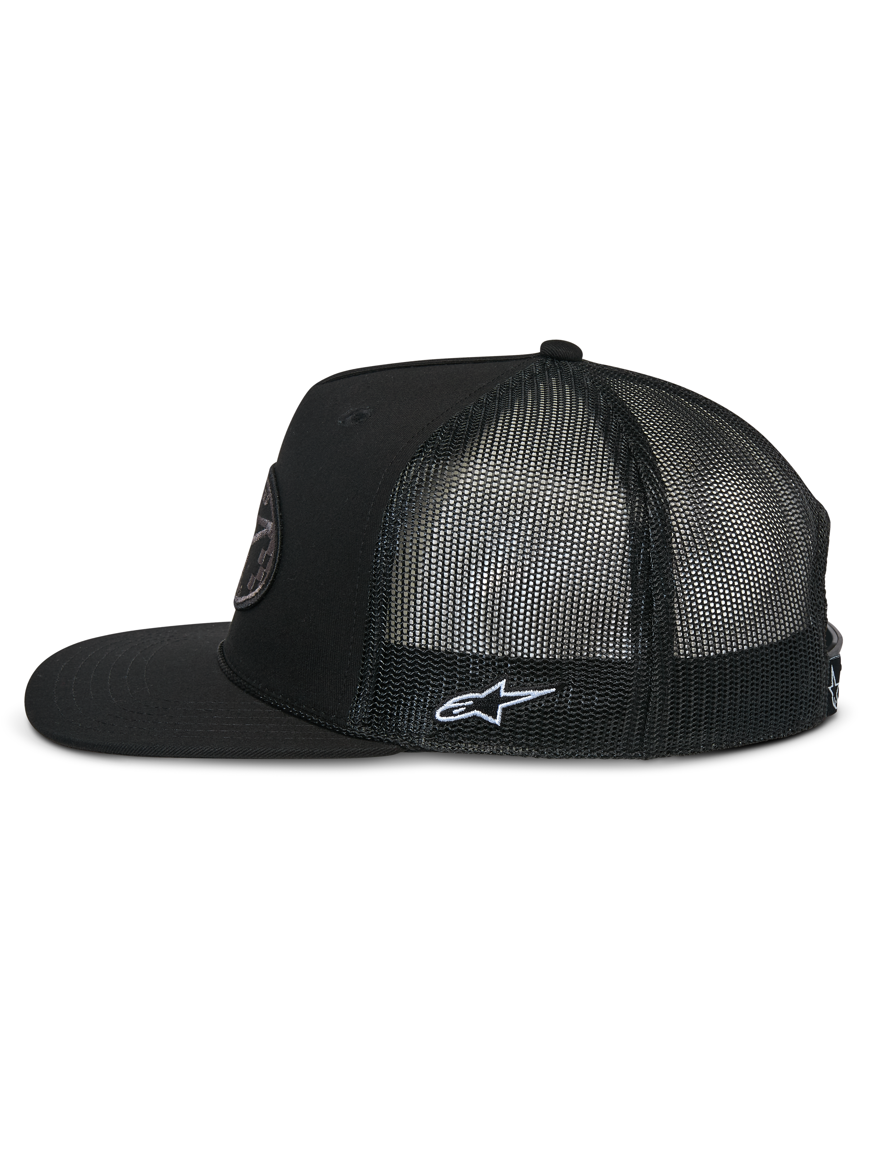 Cappellino Alpinestars Contender Trucker, profilo laterale, nero, visiera piatta con corona strutturata, retro in rete di poliestere traspirante, con logo Astars bianco ricamato sul lato, copricapo casual di ispirazione motorsport