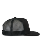 Cappellino Trucker Alpinestars Contender, cappellino trucker nero, vista laterale, con visiera piatta e pannelli posteriori in rete traspirante, chiusura snapback, stile motorsport casual