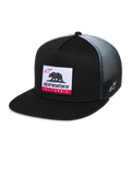 Alpinestars Cali Gradient Trucker Hat, cappello trucker, nero con retro in rete grigia sfumata, patch Cali Bear con dettagli rossi, visiera piatta, logo Astars ricamato lateralmente, abbigliamento sportivo casual