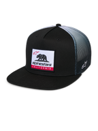 Alpinestars Cali Gradient Trucker Hat, cappello trucker, nero con retro in rete grigia sfumata, patch Cali Bear con dettagli rossi, visiera piatta, logo Astars ricamato lateralmente, abbigliamento sportivo casual