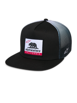 Alpinestars Cali Gradient Trucker Hat, cappello trucker, nero con retro in rete grigia sfumata, patch Cali Bear con dettagli rossi, visiera piatta, logo Astars ricamato lateralmente, abbigliamento sportivo casual