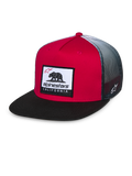 Alpinestars Cali Gradient Trucker Hat, cappellino trucker rosso, nero e bianco, corona rossa strutturata con visiera piatta nera, retro in rete grigio sfumato, toppa in tessuto Cali Bear e logo ricamato lateralmente, copricapo casual motorsport