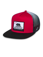 Alpinestars Cali Gradient Trucker Hat, cappellino trucker rosso, nero e bianco, corona rossa strutturata con visiera piatta nera, retro in rete grigio sfumato, toppa in tessuto Cali Bear e logo ricamato lateralmente, copricapo casual motorsport