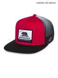 Alpinestars Cappello Cali Gradient, cappello trucker con visiera piatta, rosso, nero e bianco, con logo Cali Bear anteriore e parte posteriore in rete traspirante