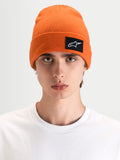 Alpinestars Berretto Augment Cuff, berretto sportswear arancione con patch tessuta del logo Astars, indossato da un modello
