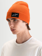 Alpinestars Berretto Augment Cuff, berretto in maglia arancione con patch logo Astars nero e bianco, indossato da un modello