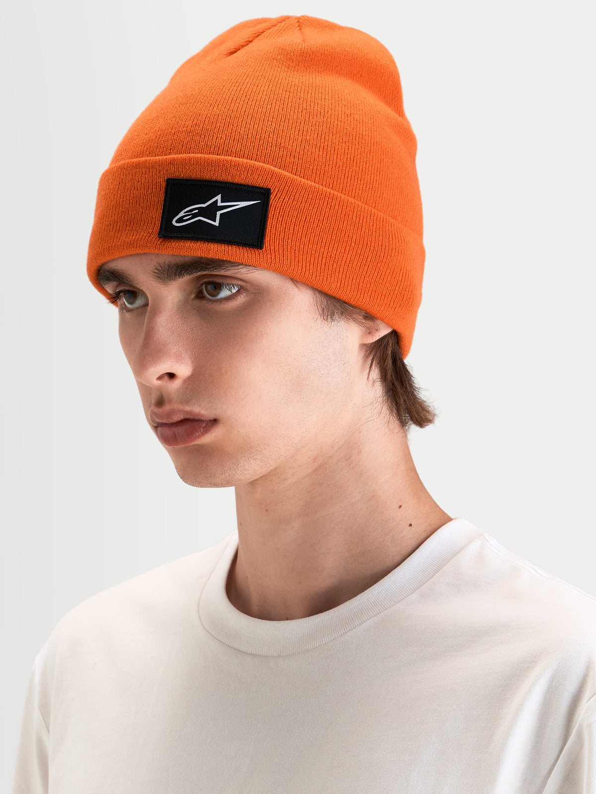 Alpinestars Berretto Augment Cuff, berretto in maglia arancione con patch logo Astars nero e bianco, indossato da un modello