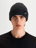 Alpinestars Berretto Unload Rib Cuff, berretto sportswear in grigio melange, indossato da un modello, con design a coste e patch con logo SAstars