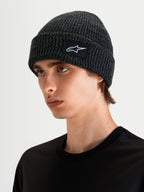 Alpinestars Berretto Unload Rib Cuff, berretto sportivo in maglia color grigio melange, indossato da un modello che mostra il profilo a vestibilità bassa e la patch tessuta con logo SAstars