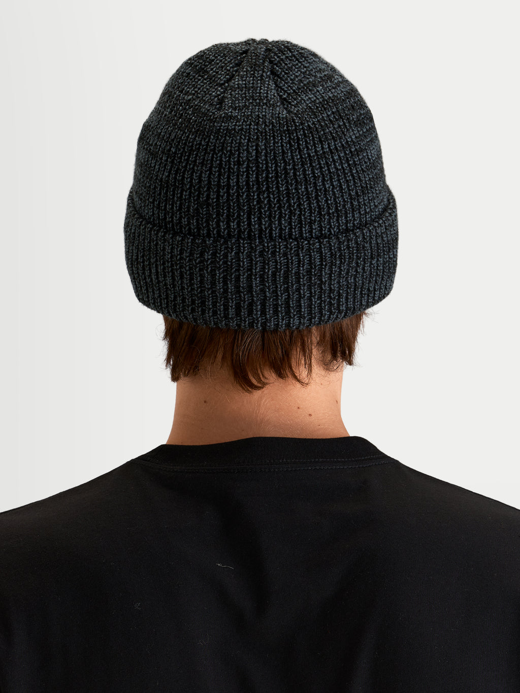 Alpinestars Berretto Unload Rib Cuff, berretto invernale sportswear in grigio scuro melange, vista posteriore su un modello che mostra la lavorazione a maglia jersey e il risvolto
