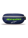 Alpinestars Only Linear Hip Bag, marsupio Navy Green, blu scuro con scritta Alpinestars in verde brillante e logo a stella bianco, cerniera grigia orizzontale, robusta struttura in poliestere, accessorio compatto per l'uso quotidiano.