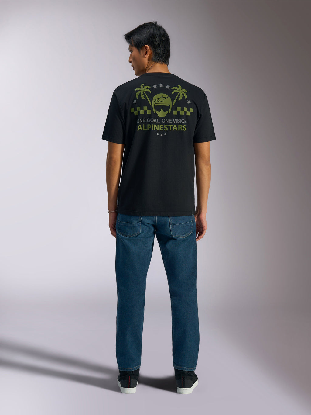Alpinestars Order CSF Tee, t-shirt a maniche corte, nera, vista posteriore con grafica verde oliva di un casco e palme con testo 'One Goal One Vision', abbigliamento casual motorsport streetwear