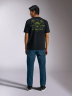 Alpinestars Order CSF Tee, t-shirt a maniche corte, nera, vista posteriore con grafica verde oliva di un casco e palme con testo 'One Goal One Vision', abbigliamento casual motorsport streetwear