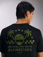 Alpinestars Order CSF Tee, t-shirt a maniche corte, nera, vista posteriore con grafiche verdi di casco e palme, stelle grigie e scritta 'ONE GOAL. ONE VISION. ALPINESTARS', streetwear casual motorsport