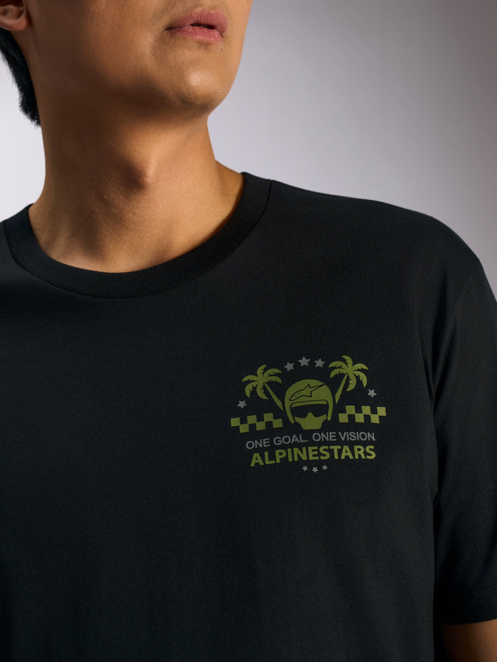 Alpinestars Order CSF Tee, T-shirt a maniche corte, nero, grafica con casco verde oliva e palme sul petto con testo 'ONE GOAL. ONE VISION.', streetwear casual motorsport