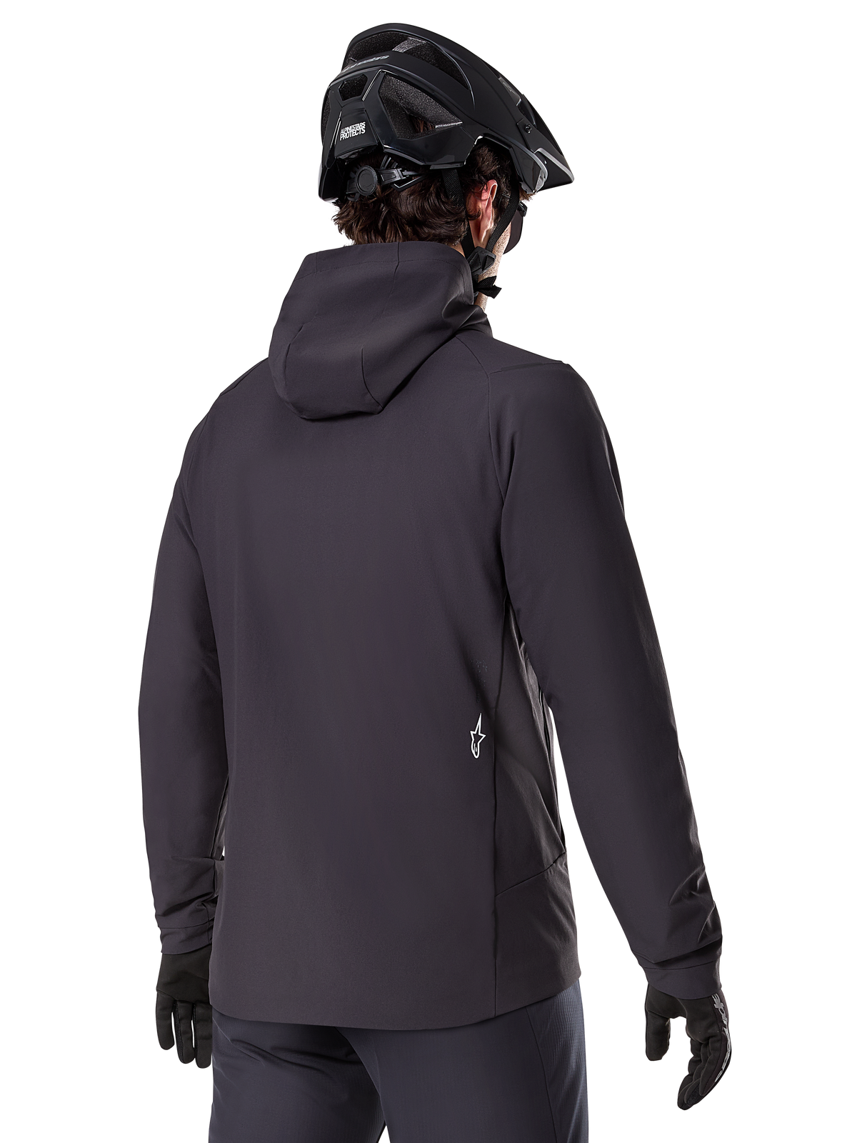 Alpinestars Giacca Termica A-Dura, nero, vista posteriore, indossata con casco da mountain bike e guanti neri, presenta un piccolo logo Astars bianco sulla parte bassa della schiena, giacca da ciclismo isolante e leggera