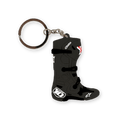 Portachiavi Alpinestars New Tech 10 Boot, nero con accenti bianchi e rossi, replica 3D in miniatura dell'iconico stivale da motocross, fibbie stampate e branding dettagliati, anello portachiavi in metallo argentato