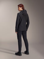 Giacca Termica Stella A-Dura Alpinestars, giacca da ciclismo MTB da donna, nero, vista posteriore che mette in risalto il cappuccio isolato e la vestibilità regolare, indossata con pantaloni e scarpe neri coordinati, isolamento termico leggero per la guida in climi freddi