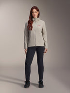 Giacca Termica Alpinestars Stella A-Dura da donna, giacca da mountain bike, grigio titanio, indossata con pantaloni tecnici neri e calzature nere, dotata di cappuccio foderato in pile e logo rosso sul petto, progettata per la guida in climi freddi